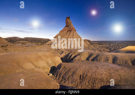 Pianeta alieno di superficie desertico in orbita intorno a una a tre soli sistema solare , fantasy paesaggio. Foto Stock