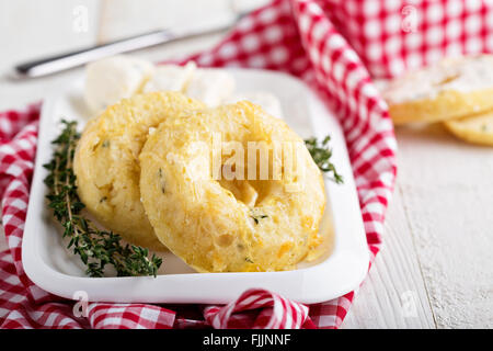 Formaggi saporiti ciambelle con timo Foto Stock