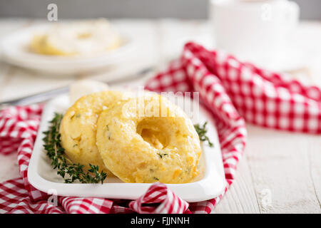 Formaggi saporiti ciambelle con timo Foto Stock