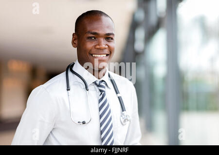 Allegro giovane africano medico all'ospedale Foto Stock