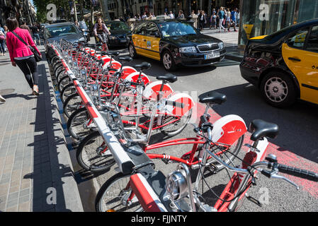 Viu bicing noleggio del sistema di condivisione della stazione presso La Rambla street a Barcellona, Spagna Foto Stock