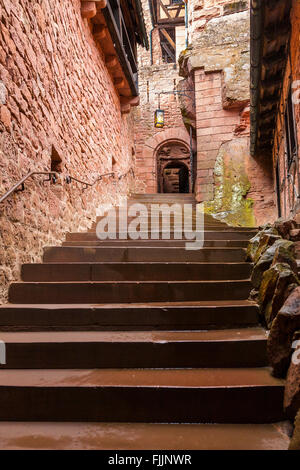 Castello / Chateau du Haut Koenigsbourg, dettaglio della scala nel cortile, Orschwiller, Alsazia strada del vino, Bas Rhin, Francia Foto Stock