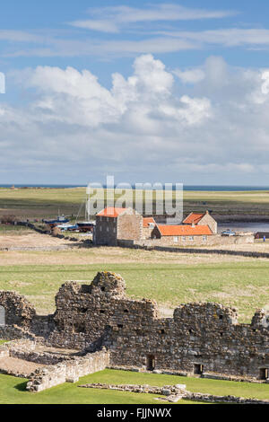 Parte di Lindisfarne Priory rovine e Harbour, Isola Santa, Northumberland, England, Regno Unito Foto Stock