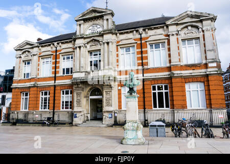 Busto di Sir Henry Tate nella parte anteriore della libreria di Tate, Brixton. Foto Stock