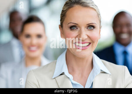 Ritratto di felice coppia imprenditrice di fronte ai colleghi Foto Stock