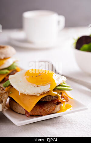 La colazione burger con avocado, formaggio e pancetta Foto Stock