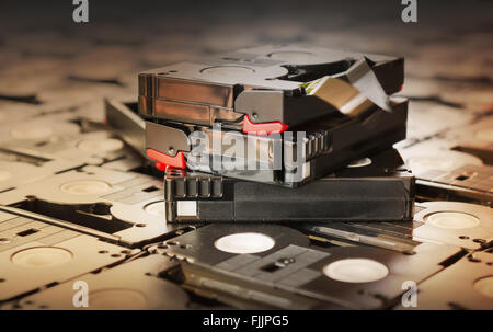 Seppia antichi abbandonati a colori pila di vecchi inutile mini DV (registrazione video cassetta a nastro) Foto Stock