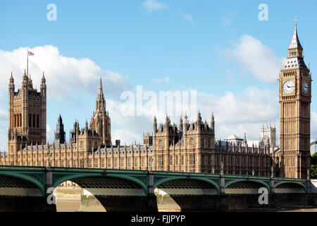 Regno Unito Case del Parlamento con blu cielo nuvoloso e Union Jack flag battenti nel vento. Foto Stock