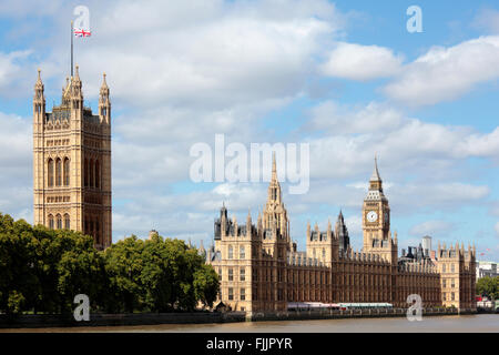 Regno Unito Case del Parlamento con blu cielo soffici e Union Jack flag battenti nel vento. Foto Stock