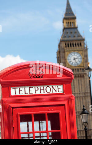 Tradizionale in rosso nella casella Telefono con il Big Ben al di fuori della messa a fuoco in background. Foto Stock