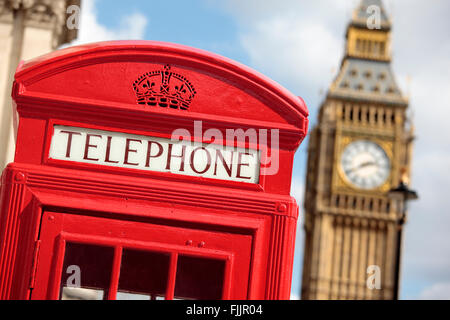 Tradizionale in rosso nella casella Telefono con il Big Ben al di fuori della messa a fuoco in background. Foto Stock