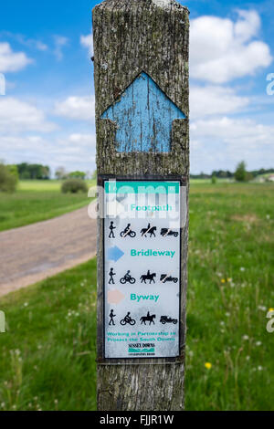 South Downs modo mark post indicando un sentiero bridleway e byway su un segno Foto Stock