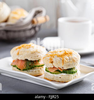 Biscotti fatti in casa con la crema di formaggio e lox Foto Stock