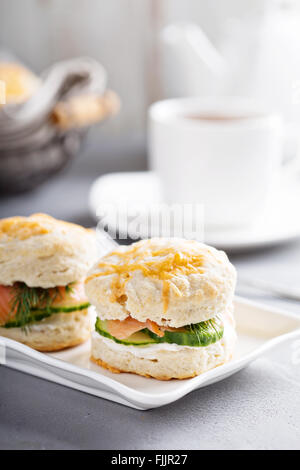 Biscotti fatti in casa con la crema di formaggio e lox Foto Stock