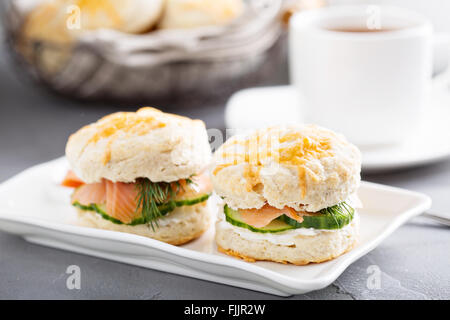 Biscotti fatti in casa con la crema di formaggio e lox Foto Stock