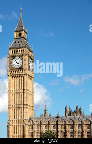 Vista del Big Ben clock tower dalla piazza del Parlamento di Londra. Foto scattata nel tardo pomeriggio di luce. Spazio per la copia. Foto Stock