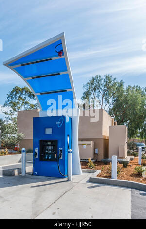 Un pubblico di idrogeno stazione di rifornimento di carburante, per idrogeno powered automobili, con due pompe a Santa Barbara, California. Foto Stock