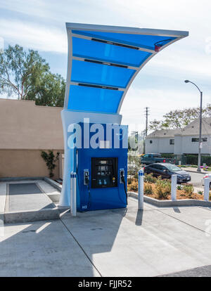 Un pubblico di idrogeno stazione di rifornimento di carburante, per idrogeno powered automobili, con due pompe a Santa Barbara, California. Foto Stock