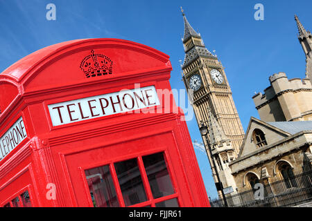 Londra tradizionale telefono rosso scatola con il Big Ben in background. Foto Stock