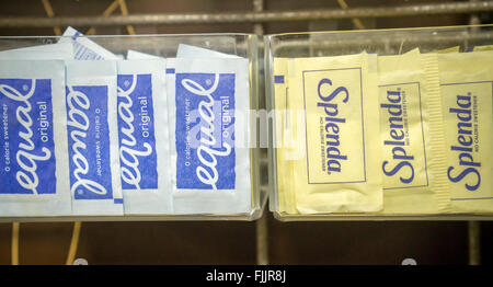 Pacchetti di parità e Splenda in un caffè bar in New York domenica 28 febbraio, 2016. Dolcificanti artificiali utilizzate diverse sostanze chimiche per migliorare il vostro caffè gusto senza calorie di zucchero. (© Richard B. Levine) Foto Stock