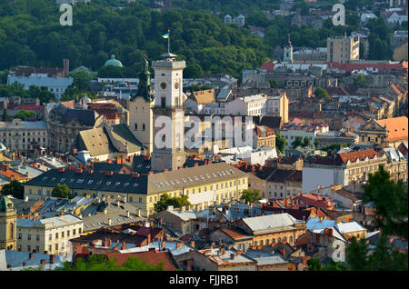 Il centro storico della città di Leopoli, vecchie case nella città vecchia, la Torre del Municipio sulla piazza del mercato. Lvov, Ucraina Foto Stock