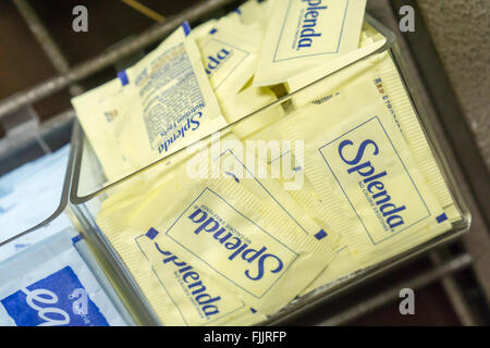 Pacchetti di parità e Splenda in un caffè bar in New York domenica 28 febbraio, 2016. Dolcificanti artificiali utilizzate diverse sostanze chimiche per migliorare il vostro caffè gusto senza calorie di zucchero. (© Richard B. Levine) Foto Stock