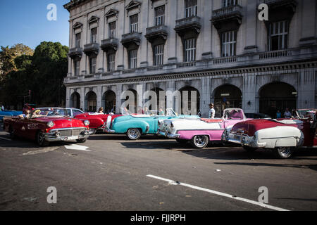 L'Avana, Cuba. Auto d'epoca parcheggiato nella Habana Vieja, quartiere storico, oggi servono come i taxi turistici (almendrones). Foto Stock