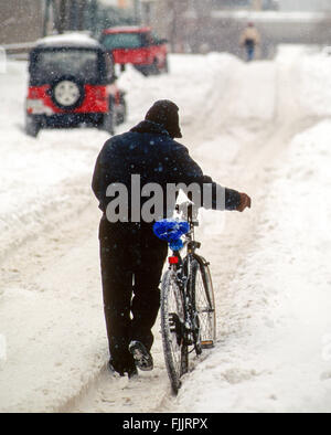 Washington, DC, Stati Uniti d'America, 7 gennaio, 1996 Il blizzard di 1996 era un grave né'pasqua che ha paralizzato la U.S. Costa orientale con fino a 4 piedi di vento-controllato neve dal 6 Gennaio al 8 gennaio 1996. Si tratta di uno dei due soli bufere di neve a ricevere il rating massimo 5, o "estrema", a nord-est di nevicata scala di impatto utilizzando l'uomo bicicletta per ottenere il lavoro durante la Blizzard. Credito: Mark Reinstein Foto Stock