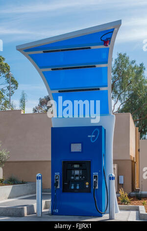 Un pubblico di idrogeno stazione di rifornimento di carburante, per idrogeno powered automobili, con due pompe a Santa Barbara, California. Foto Stock