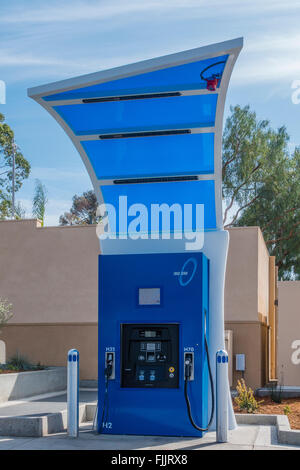 Un pubblico di idrogeno stazione di rifornimento di carburante, per idrogeno powered automobili, con due pompe a Santa Barbara, California. Foto Stock