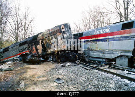 Silver Spring, Maryland, Stati Uniti d'America, 17 febbraio 1996 la clean up il giorno dopo il fatale incidente ferroviario. Quando un Treno dei Pendolari MARC scontrato con Amtrak's Capitol Limited treni passeggeri in Silver Spring, Maryland. La collisione ha ucciso tre equipaggi e otto passeggeri sulle vinacce treno; un ulteriore undici passeggeri del treno di Marc e quindici passeggeri ed equipaggio sul Campidoglio limitati sono stati feriti. Il crash ha portato alla creazione completa di norme federali per il passeggero car design, la prima nella storia del servizio passeggeri negli Stati Uniti. Credito: Mark Reinstein Foto Stock