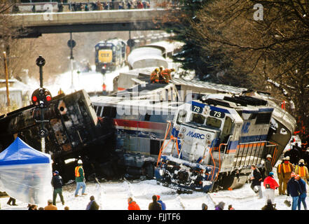 Silver Spring, Maryland, Stati Uniti d'America, 17 febbraio 1996 la clean up il giorno dopo il fatale incidente ferroviario. Quando un Treno dei Pendolari MARC scontrato con Amtrak's Capitol Limited treni passeggeri in Silver Spring, Maryland. La collisione ha ucciso tre equipaggi e otto passeggeri sulle vinacce treno; un ulteriore undici passeggeri del treno di Marc e quindici passeggeri ed equipaggio sul Campidoglio limitati sono stati feriti. Il crash ha portato alla creazione completa di norme federali per il passeggero car design, la prima nella storia del servizio passeggeri negli Stati Uniti. Credito: Mark Reinstein Foto Stock