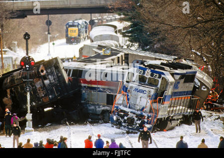 Silver Spring, Maryland, Stati Uniti d'America, 17 febbraio 1996 la clean up il giorno dopo il fatale incidente ferroviario. Quando un Treno dei Pendolari MARC scontrato con Amtrak's Capitol Limited treni passeggeri in Silver Spring, Maryland. La collisione ha ucciso tre equipaggi e otto passeggeri sulle vinacce treno; un ulteriore undici passeggeri del treno di Marc e quindici passeggeri ed equipaggio sul Campidoglio limitati sono stati feriti. Il crash ha portato alla creazione completa di norme federali per il passeggero car design, la prima nella storia del servizio passeggeri negli Stati Uniti. Credito: Mark Reinstein Foto Stock