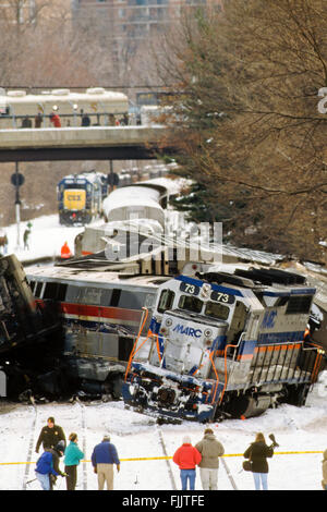 Silver Spring, Maryland, Stati Uniti d'America, 17 febbraio 1996 la clean up il giorno dopo il fatale incidente ferroviario. Quando un Treno dei Pendolari MARC scontrato con Amtrak's Capitol Limited treni passeggeri in Silver Spring, Maryland. La collisione ha ucciso tre equipaggi e otto passeggeri sulle vinacce treno; un ulteriore undici passeggeri del treno di Marc e quindici passeggeri ed equipaggio sul Campidoglio limitati sono stati feriti. Il crash ha portato alla creazione completa di norme federali per il passeggero car design, la prima nella storia del servizio passeggeri negli Stati Uniti. Credito: Mark Reinstein Foto Stock