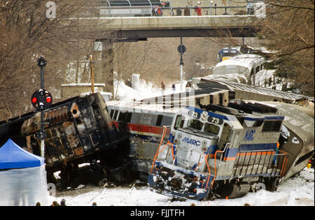 Silver Spring, Maryland, Stati Uniti d'America, 17 febbraio 1996 la clean up il giorno dopo il fatale incidente ferroviario. Quando un Treno dei Pendolari MARC scontrato con Amtrak's Capitol Limited treni passeggeri in Silver Spring, Maryland. La collisione ha ucciso tre equipaggi e otto passeggeri sulle vinacce treno; un ulteriore undici passeggeri del treno di Marc e quindici passeggeri ed equipaggio sul Campidoglio limitati sono stati feriti. Il crash ha portato alla creazione completa di norme federali per il passeggero car design, la prima nella storia del servizio passeggeri negli Stati Uniti. Credito: Mark Reinstein Foto Stock