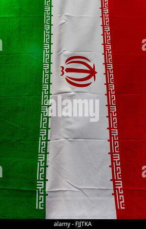 Iran bandiera sventolare nel vento a Teheran Foto Stock