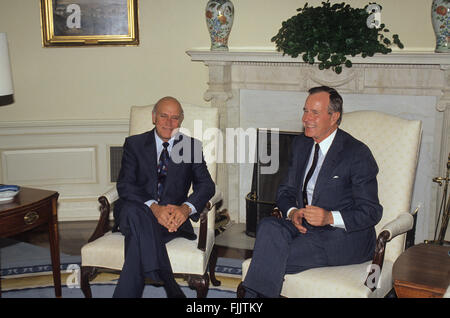 Washington, DC, Stati Uniti d'America, 24 settembre, 1990 Presidente Sudafricano F.W. de Klerk si siede con noi. Il Presidente George H.W.Bush in ufficio Ovale della Casa Bianca durante una formale opportunità fotografica. Durante de Klerk la visita ufficiale negli Stati Uniti per discutere i cambiamenti politici in corso in Sud Africa. Prima di iniziare la visita negli Stati Uniti De Klerk terminato il decreto d'emergenza regola in tre della nazione fornisce quattro; e respinto le separate Amenities Act, che ha consentito a funzionari locali per prenotare le strutture pubbliche per i bianchi. Credito: Mark Reinstein Foto Stock