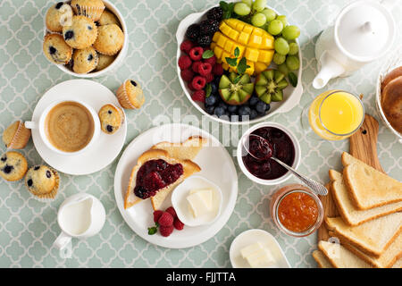 Luminosa e fresca prima colazione continentale nella tabella Foto Stock