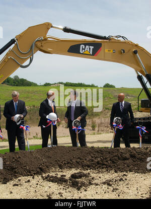 Manhattan Kansas, Stati Uniti d'America, 27 maggio, 2015 L-R ) il segretario di Agricoltura Tom Vilsack, Segretario del Dipartimento per la Sicurezza Nazionale Jeh Jonson e Kansas governatore Sam Brownback Dr. Reginald fratelli il Sottosegretario di Stato per la scienza e la tecnologia al DHS. Parla con un altro dopo il rivoluzionario ufficiale cerimonia del nuovo edificio biocontainment sul campus della KState oggi. Credito: Mark Reinstein Foto Stock