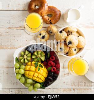 Luminosa e fresca prima colazione continentale nella tabella Foto Stock