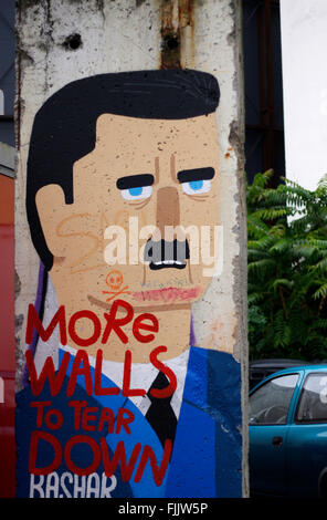 Ein Stueck der ehemaligen Berliner Mauer mit dem syrischen Diktator Baschar Hafiz al-Assad , Berlin-Mitte. Foto Stock