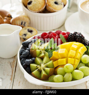 Luminosa e fresca prima colazione continentale nella tabella Foto Stock