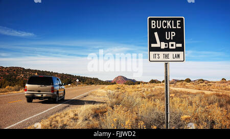 Auto passa una fibbia fino è la legge segno lungo un'autostrada Arizona Foto Stock