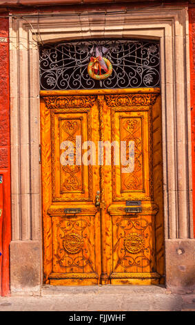 Golden Brown porta in legno Ghirlanda di Natale Jardin San Miguel De Allende Messico Foto Stock