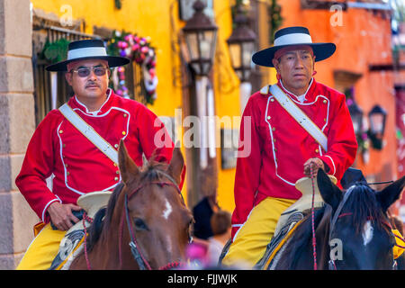 Polizia montata uniformi tradizionali Jardin Piazza della Città di San Miguel De Allende Messico. Foto Stock