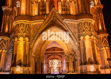 Facciata Parroquia natale chiesa Arcangelo notte di San Miguel De Allende, Messico. Parroquia creato nel Seicento e la facciata creato Foto Stock