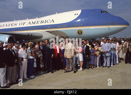 Washington, DC, Stati Uniti d'America, 1991 Presidente George H.W. Bush raccoglie con il suo equipaggio durante la seconda guerra mondiale si accoppia a bordo della USS San Jacinto, CVL-30 indipendenza alla luce della classe portaerei, e le loro famiglie prima di salire a bordo di Air Force 1 alla Andrews Air Force Base in Maryland. Il presidente Bush come un giovane aviatore Navale è stato battenti un bombardamento missione dal San Jacinto il 2 settembre 1944 quando fu abbattuto da nemici aerei anti incendio e paracadutato nell'oceano dove è stato salvato da noi il sommergibile Finback Credito: Mark Reinstein Foto Stock