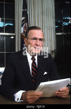 Washington, DC, Stati Uniti d'America, 27 settembre, 1991 Presidente George H.W. Bush dà discorso teletrasmesso dall'Ufficio Ovale sul disarmo nucleare. Bush ha annunciato una serie di iniziative unilaterali al fine di limitare e ridurre gli Stati Uniti le armi nucleari tattiche arsenal. (1) prelevare agli Stati Uniti tutta la massa-lanciato a corto raggio armi distribuito oltreoceano e distruggerli lungo con gli attuali Stati Uniti Le scorte delle stesse armi: e (2) cessare la distribuzione di armi nucleari tattiche su navi di superficie e sommergibili di attacco e basate a terra degli aeromobili navali durante "circostanze normali' Credit: Mark Reinstein Foto Stock