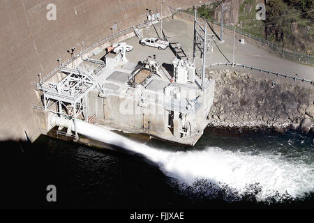 Napa Valley, CA, Stati Uniti d'America. Xvi Feb, 2016. L'acqua viene rilasciata dal monticello Centrale Idroelettrica alla base della diga di Monticello martedì mattina. È stato quasi un decennio poiché il foro di gloria a Monticello Dam ha versato e anni di siccità hanno diminuito il livello di acqua è meno di 60 percento nel lago Berryessa. © Napa Valley Register/ZUMA filo/Alamy Live News Foto Stock