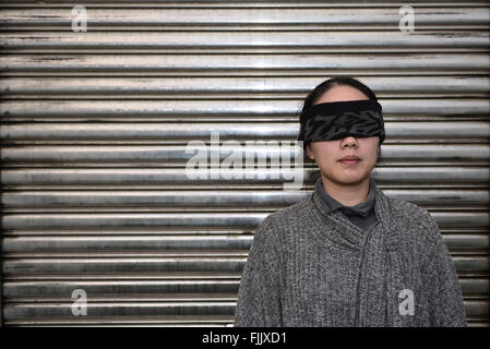 La donna gli occhi bendati Foto Stock